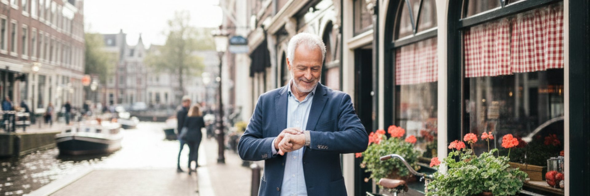 Man bij de ingang van een caf&eacute; kijkt op zijn horloge